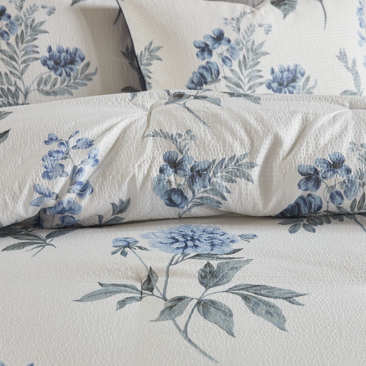 Gorgeous Floral on Cream – 7-Piece Printed Seersucker Comforter/Duvet Set with Throw Blanket